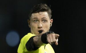 var justifica lance entre hugo moura e tchê tchê em vasco x botafogo "parte do movimento"