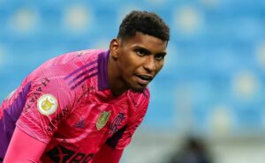 quantia milionária: corinthians divulga valor que pagará ao flamengo por hugo souza