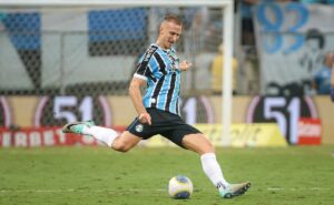 por que renato gaúcho escalou rodrigo ely como atacante no grenal?