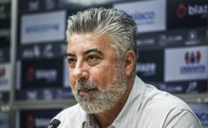 r$ 7 milhões: alexandre gallo acerta premiação do santos em caso de acesso à série a