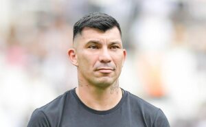 felipe toma decisão sobre medel no vasco e chileno pode voltar a ter espaço