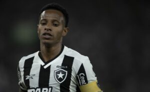 lance entre tchê tchê e hugo moura gera revolta da torcida do botafogo no clássico