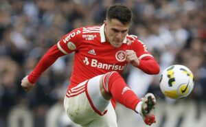 villarreal abre conversa com empresário e internacional pode perder bustos na janela