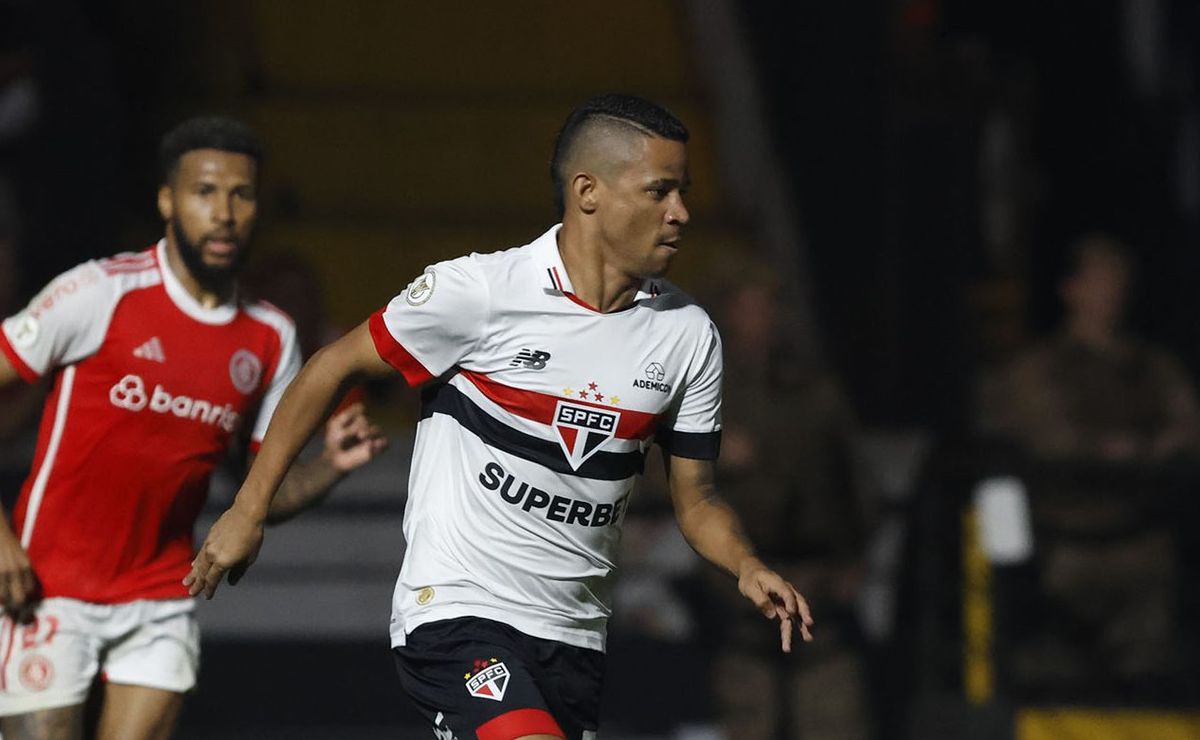 torcida do são paulo se divide com entrada de erick contra o inter