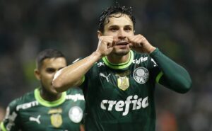 raphael veiga recebe sondagens para deixar palmeiras, mas vê europa de portas fechadas