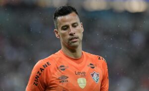 fábio, dúvida no fluminense, desembarca em belo horizonte para enfrentar cruzeiro