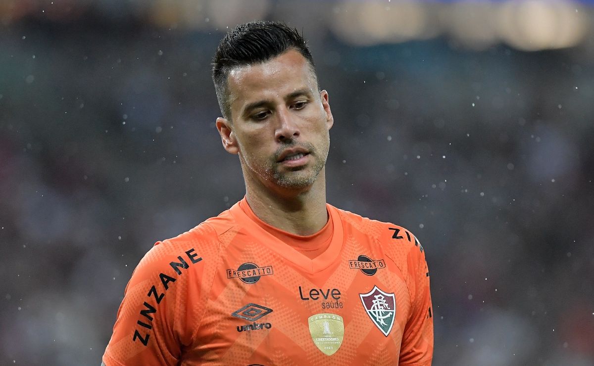 fábio, dúvida no fluminense, desembarca em belo horizonte para enfrentar cruzeiro