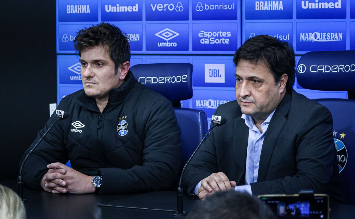 torcedores do grêmio pedem saída de antônio brum