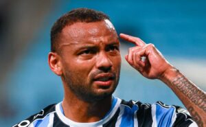 diretor indica futuro de joão pedro galvão no grêmio: “avaliando a situação”