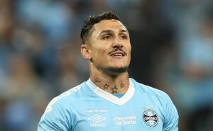 vina revela desejo de voltar ao grêmio e assunto repercute: “algo que não temos”