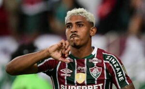torcedores do fluminense cobram john kennedy durante protesto: “se pegarmos na rua bebendo, vai levar”