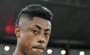 torcida do flamengo critica bruno henrique contra o athletico: "ex jogador"
