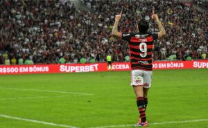 com direito a lei do ex, flamengo vence cruzeiro e abre vantagem liderança do brasileirão