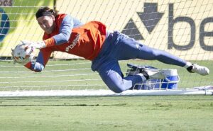 cássio viaja com jogadores do cruzeiro para integração com elenco