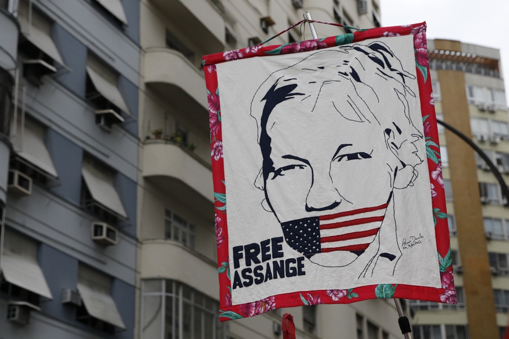 lula celebrates assange release