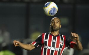 meia não deve jogar mais no flamengo e está assinando para atuar com lucas no são paulo