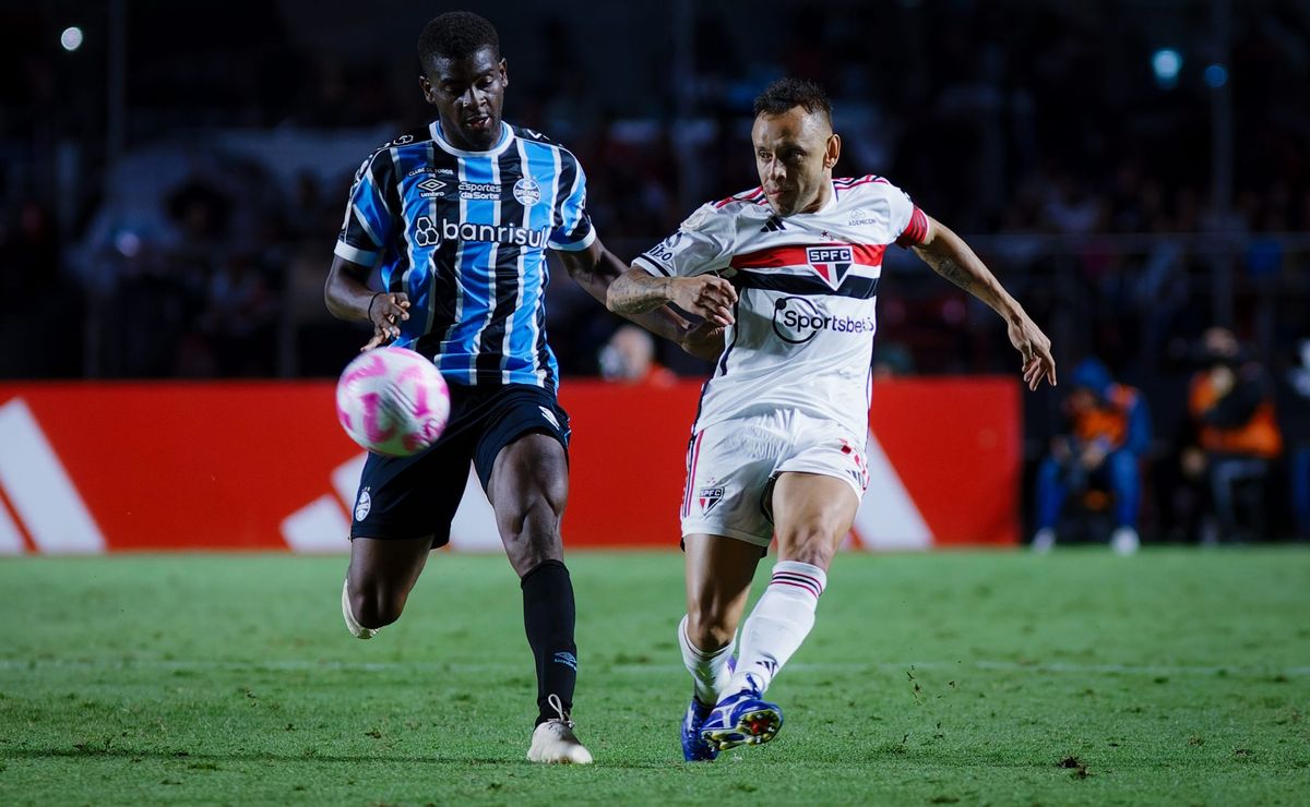 são paulo e grêmio se enfrentam pelo brasileirão com histórico empatado na competição, confira