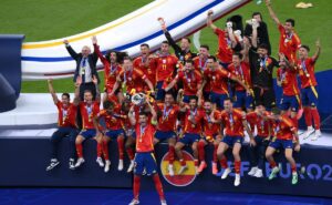 jogador da espanha cumpre promessa bizarra após vitória na eurocopa