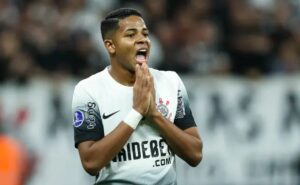 torcida do corinthians critica daronco após lance entre wesley e estêvão