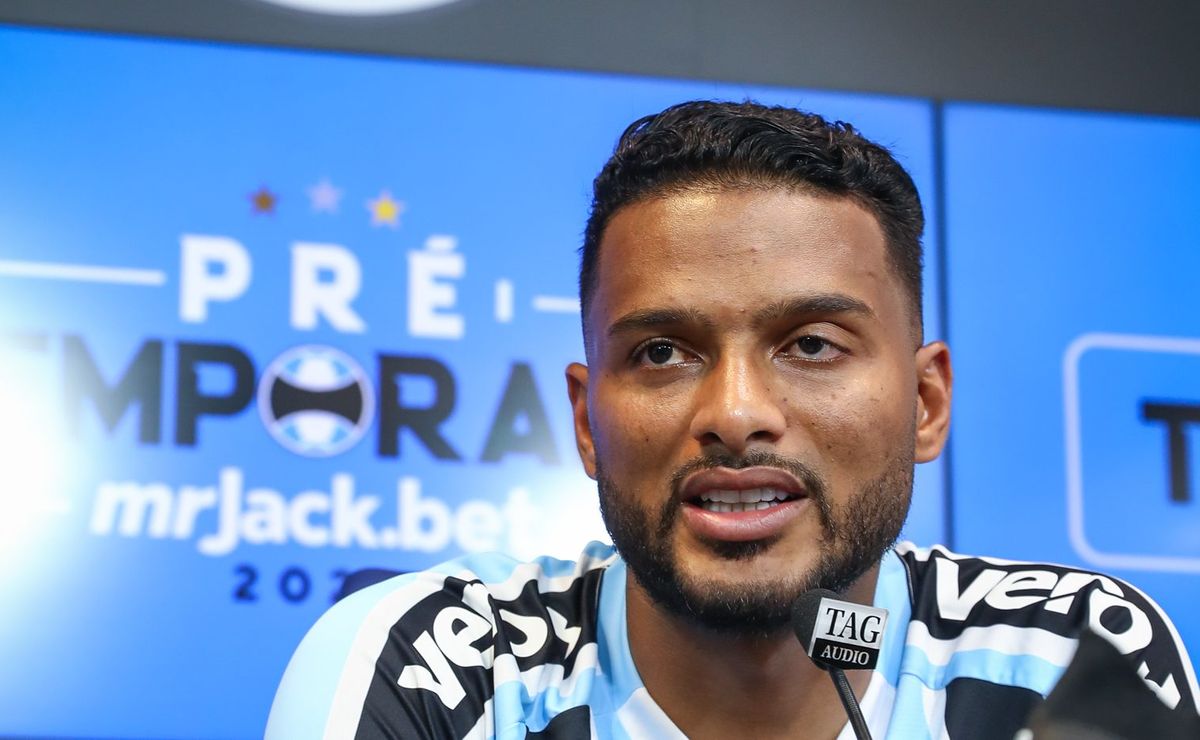 substituto de reinaldo: grêmio vai fazer proposta para contratar ex lateral do lyon de 30 anos