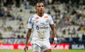 otero decide, santos derrota ceará no castelão com um a menos e retoma liderança da série b