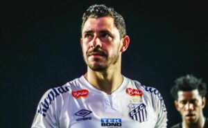 giuliano evoluiu na recuperação e pode ser a novidade do santos contra o coritiba