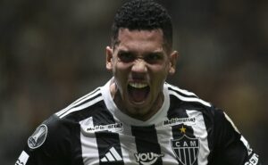 saída de paulinho do atlético mg tem veredito e atacante permanece no galo 