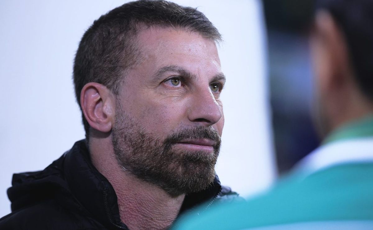 pedrinho é informado no vasco que o atacante rossi deve aceitar convite para jogar em outro clube brasileiro