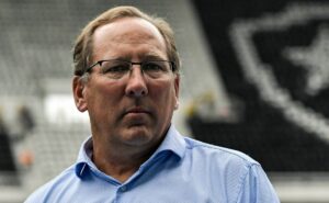 john textor leva chapéu no botafogo e perde zagueiro para equipe mexicana 