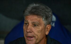 renato decide deixar arezo no banco e torcida do grêmio critica: "demissão para ontem"