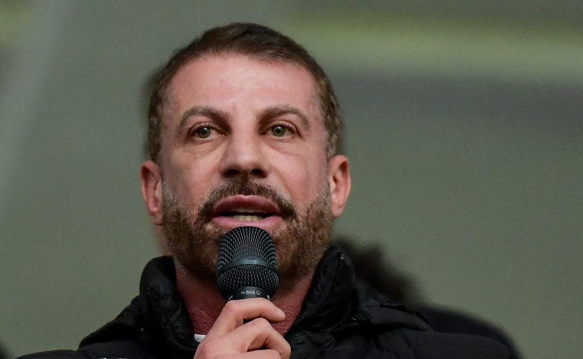 pedrinho negocia saída da kappa para a chegada de uma nova empresa no vasco