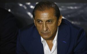 novo técnico do corinthians: ramón díaz se irrita com augusto melo e chegada fica distante 