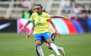 olimpíadas 2024: marta é expulsa após entrada dura em rival e pode selar sua despedida da seleção feminina