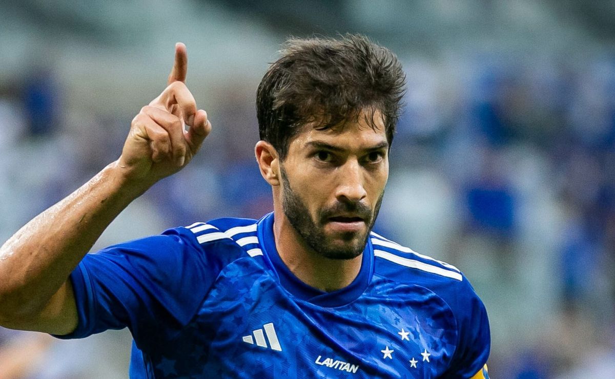 cruzeiro acerta saída de stênio e torcida monta lista de dispensa com lucas silva e +3