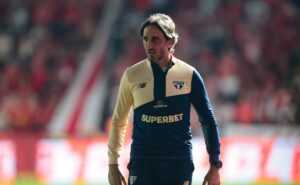 sem zubeldia pela terceira vez: confira como foi o desempenho do são paulo sem o argentino contra bahia e bragantino