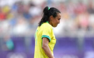 expulsão de marta é defendida por ana thaís em brasil x espanha e torcida se irrita: "passar pano"