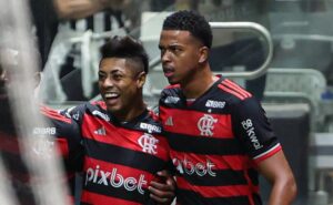 com show de bruno henrique, flamengo vence bem o atlético mg na arena mrv