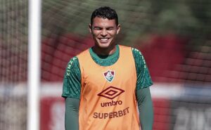 fluminense negocia chegada de zagueiro para formar dupla com thiago silva