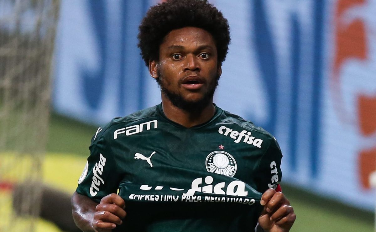 novo camisa 9 na vila: santos veta luiz adriano e negocia contrato até 2025 com léo baptistão