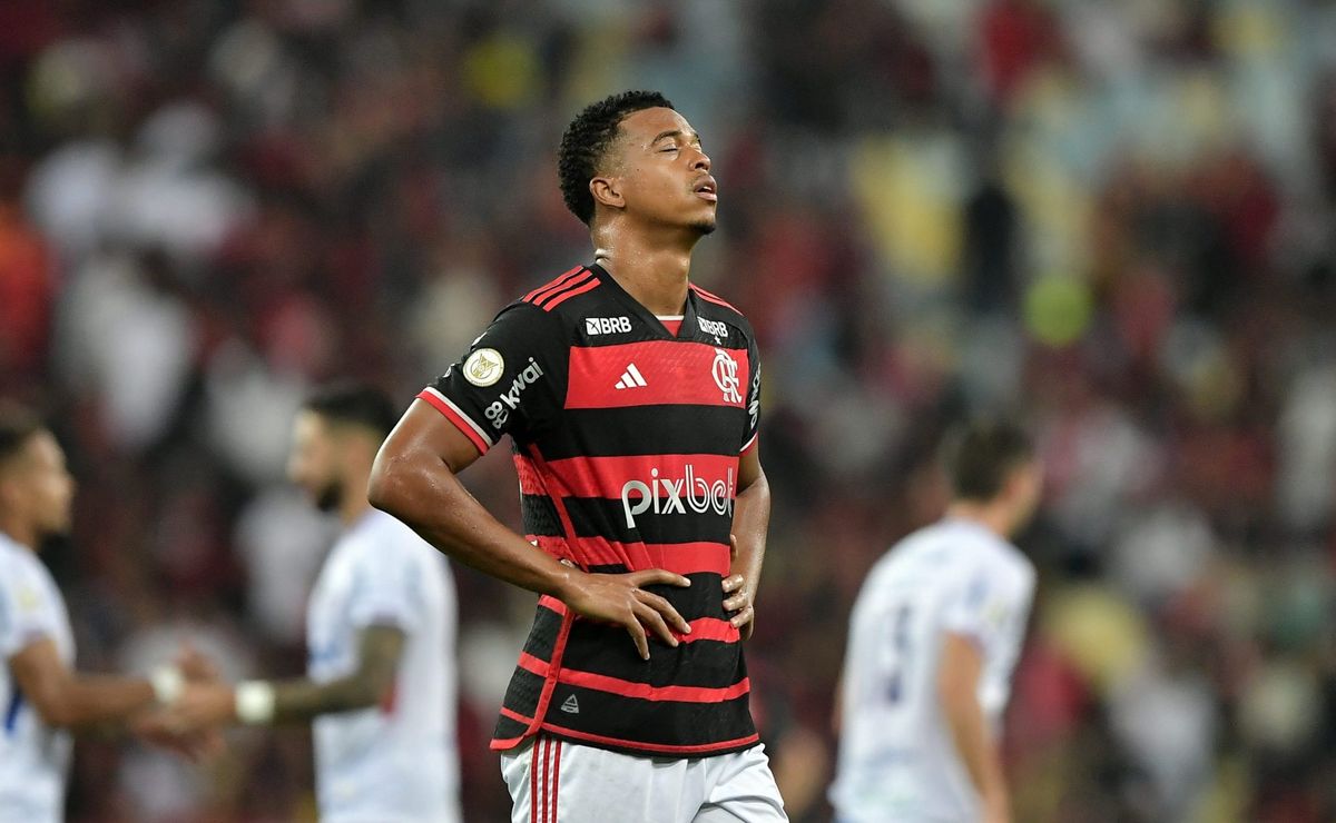 com assistência de gabigol, carlinhos brilha e garante triunfo do flamengo contra o vitória