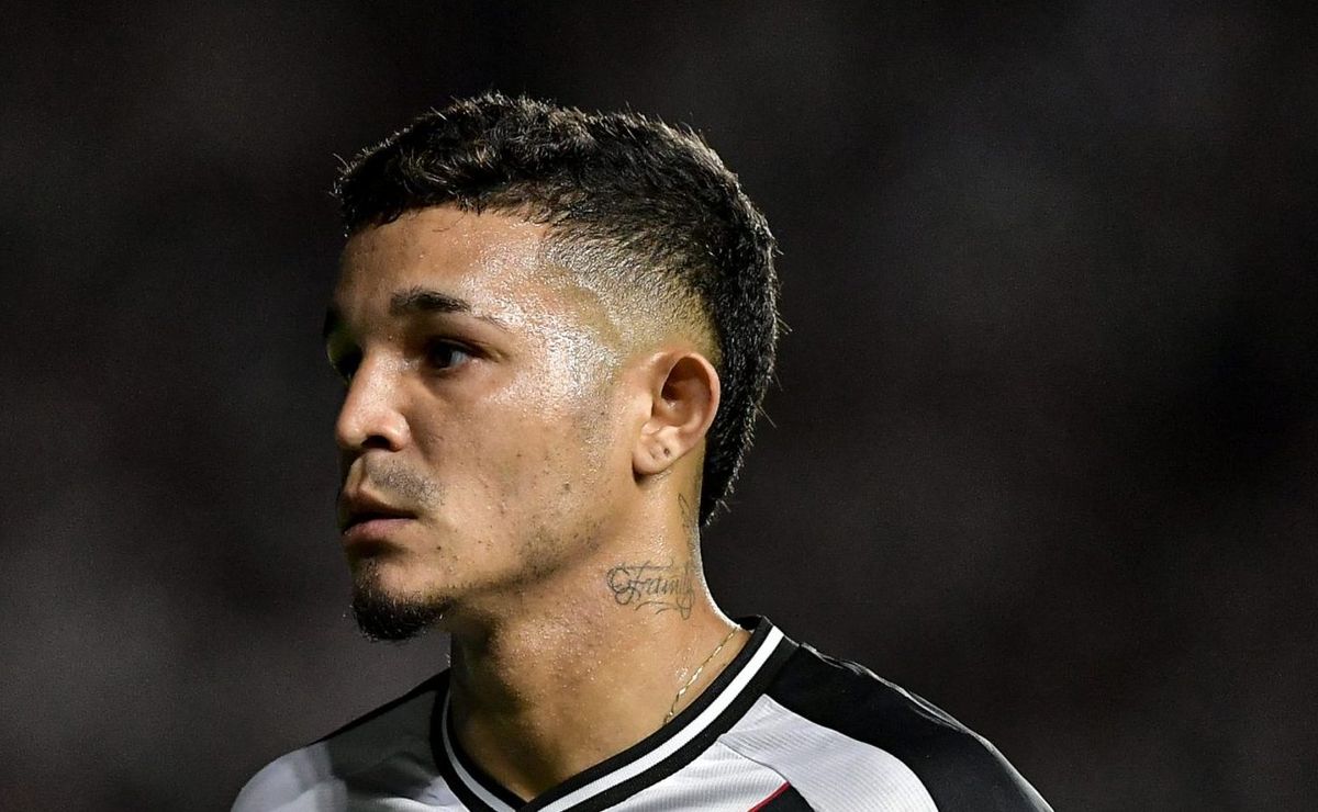 futuro de adson é confirmado no vasco e atacante permanece no clube