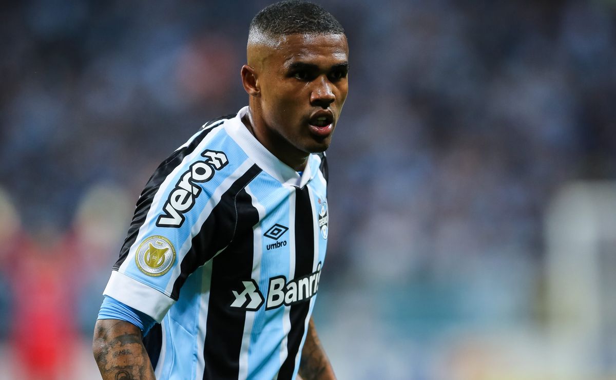 ex grêmio, douglas costa tem veredito sobre aposentadoria após rescisão com o fluminense