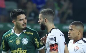 abel reclama de falta em flaco lópez em gol do vitória contra palmeiras: "cotovelada clara"