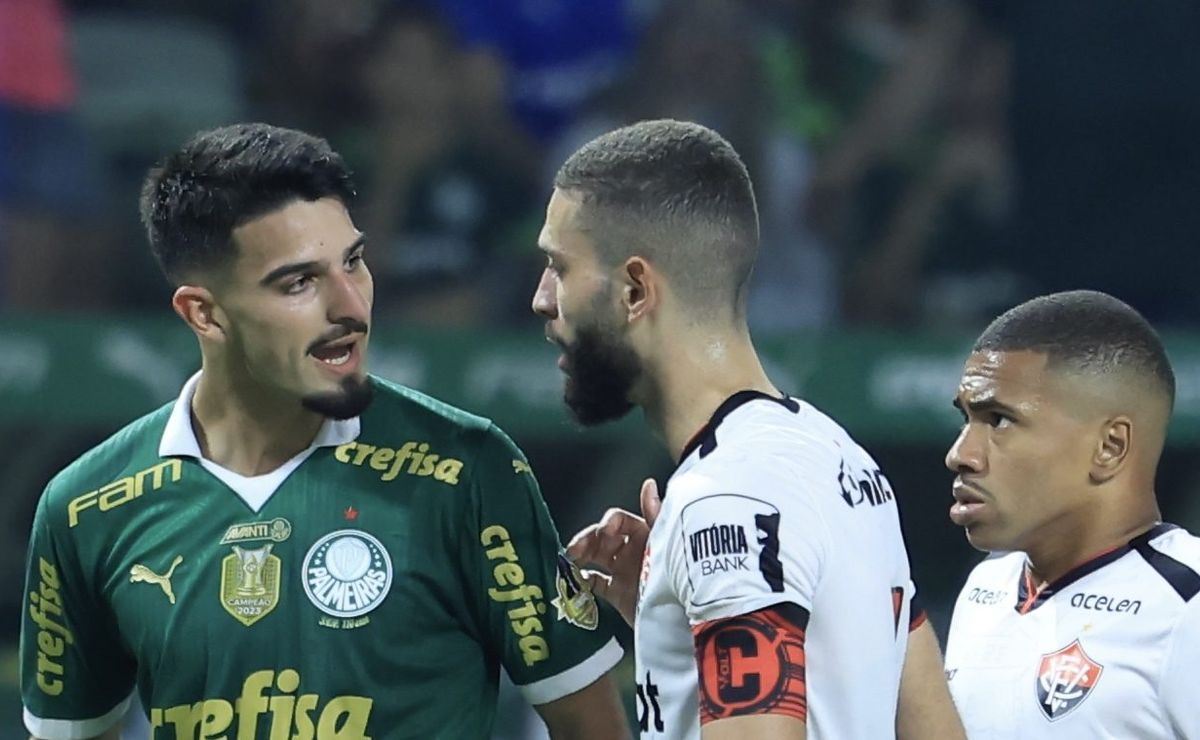 abel reclama de falta em flaco lópez em gol do vitória contra palmeiras: "cotovelada clara"