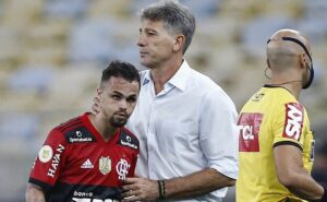 michael deixará al hilal de jorge jesus e contratação pelo grêmio 'esbarra' no flamengo; renato aprova atacante