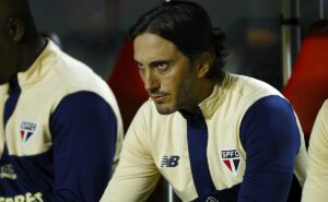 luís zubeldía defende marcas contra gabriel milito em jogo do brasileirão