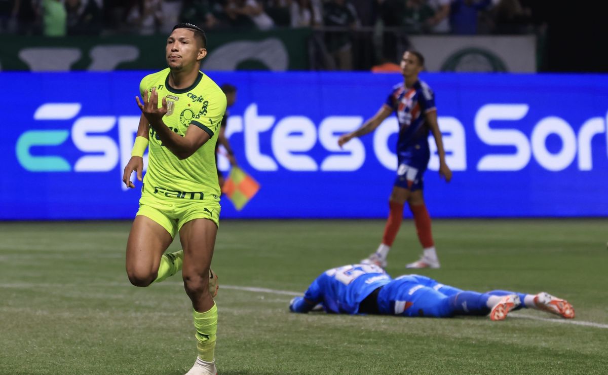 palmeiras bate o bahia em casa, com ótima atuação de estêvão e cola na liderança do brasileirão