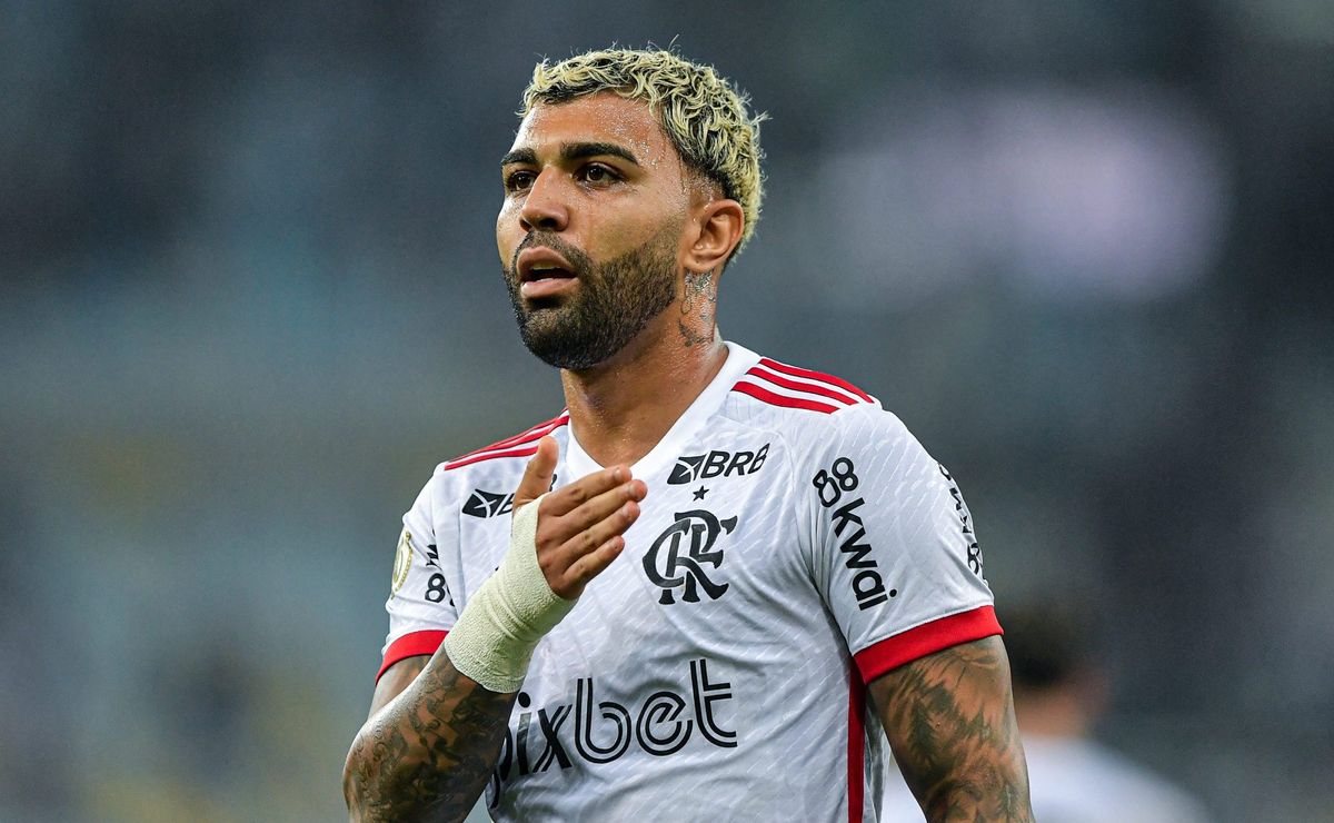 gabigol quebra protocolo e cai nos braços da torcida do flamengo em brasília