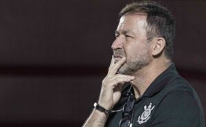 mais de 40 parcelas de fgts em aberto: augusto melo recebe pedido de rescisão de arthur sousa no corinthians