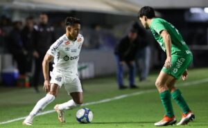 santos vence a chapecoense, mas weslley patati é criticado pelo torcedor: "não agarrou a chance"